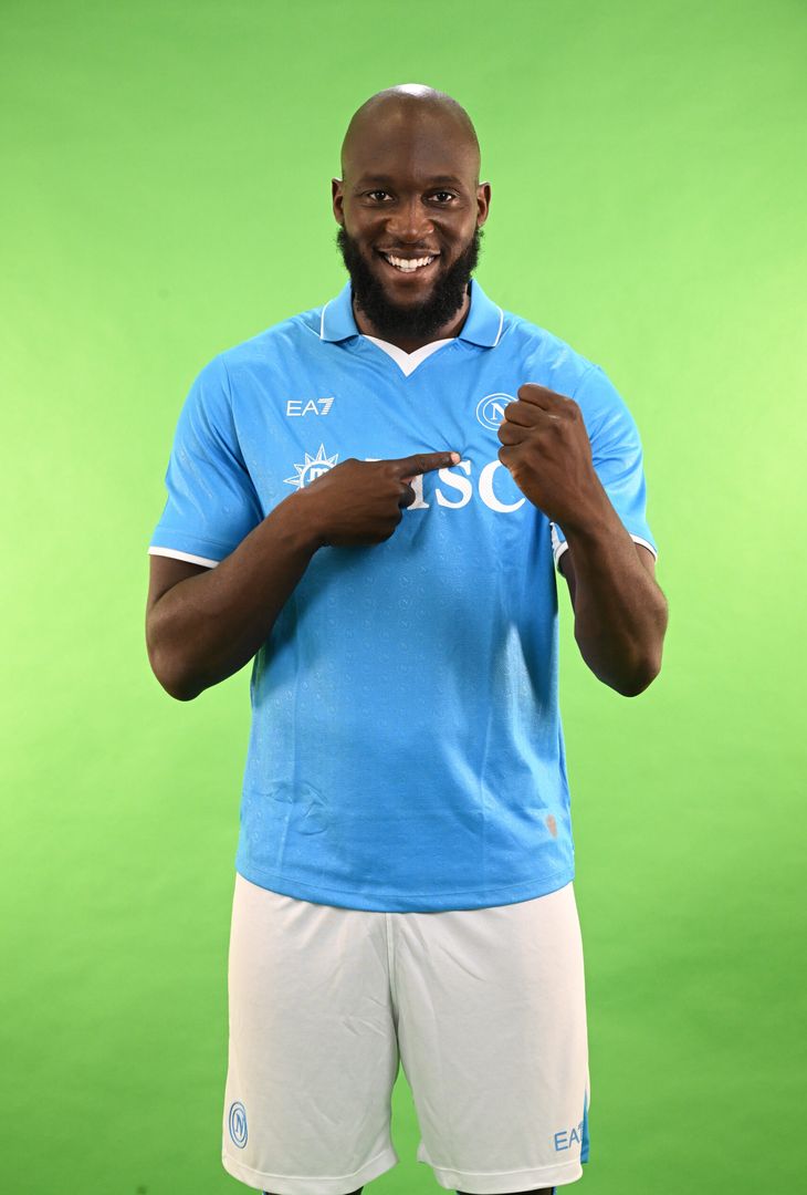 GALLERY Lukaku posa con la divisa del Napoli: gli scatti con la maglia azzurra e bianca - immagine 10