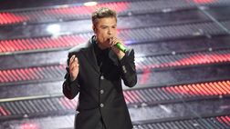 Sanremo 2025, Fedez canta ‘Battito’: occhi neri, mani sudate e tanta emozione