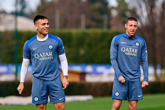 COMO, ITALIA - 18 DICEMBRE: Lautaro Martinez dell'FC Internazionale e Davide Frattesi dell'FC Internazionale in azione durante l'allenamento dell'FC Internazionale presso il centro sportivo BPER Training Center di Appiano Gentile, il 18 dicembre 2024 a Como, Italia. (Foto di Mattia Ozbot - Inter/Inter tramite Getty Images) Inter, per Lautaro e Frattesi segnali di speranza: ancora lavoro a parte, ma sul campo- immagine 2