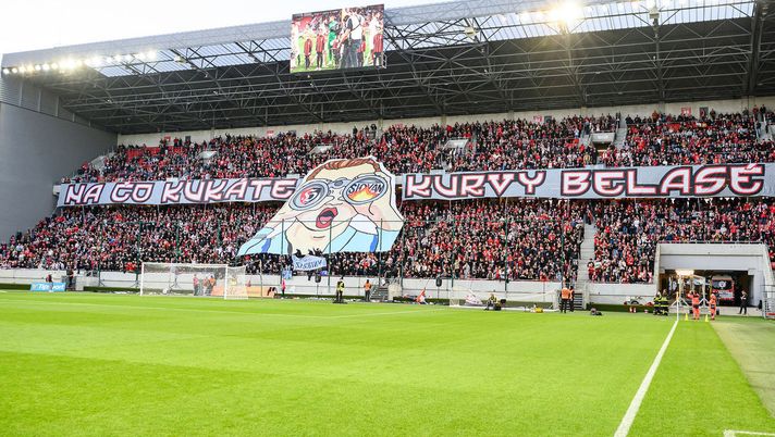 Classico slovacco, donne di facili costumi sullo striscione di Trnava: Slovan cosa guardate? Le p…… - immagine 1