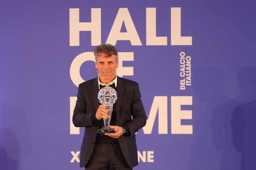 FLORENCE, ITALY - NOVEMBER 13: Gianfranco Zola former footballer of Nuorese, Torres, Napoli, Parma, Chelsea and Cagliari during FIGC Hall of Fame at Centro Tecnico Federale di Coverciano on November 13, 2023 in Florence, Italy. (Photo by Gabriele Maltinti/Getty Images) Gianfranco Zola riceve la targa di “Ambasciatore dello sport italiano nel mondo”- immagine 3