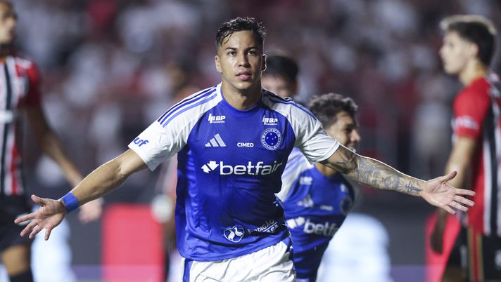 SAO PAULO, BRAZIL - APRIL 13: Kaio Jorge of Cruzeiro celebrates after scoring the first goal of his team during a Brasileirao 2025 match between SaoPaulo and Cruzeiro at MorumBIS on April 13, 2025 in Sao Paulo, Brazil. (Photo by Alexandre Schneider/Getty Images) Kaio Jorge, la sua rinascita al Cruzeiro e il suo tatuaggio in onore di Cristiano Ronaldo - immagine 1
