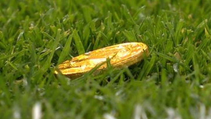 Pioggia di monetine di cioccolato: i tifosi del Borussia Gladbach protestano in modo originale - immagine 1