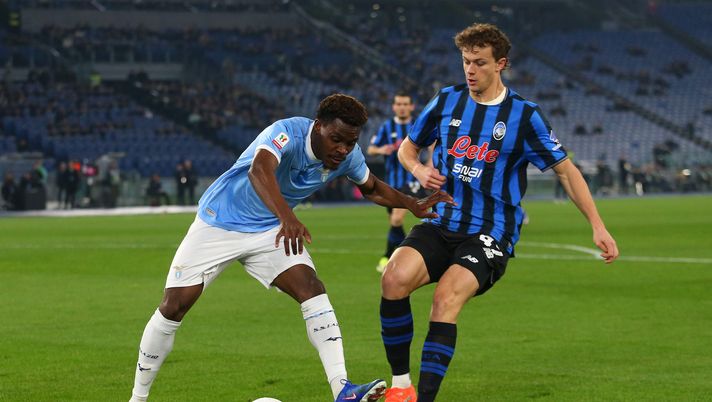 ROME, ITALY - MARCH 04: Fisayo Dele-Bashiru of Lazio is challenged by Giorgio Scalvini of Atalanta during the Coppa Italia match between SS Lazio and Atalanta BC at Olimpico Stadium on March 04, 2026 in Rome, Italy. (Photo by Paolo Bruno/Getty Images) Lazio, Dele-Bashiru vede la Dea e si esalta: i dati in quattro incroci - immagine 1
