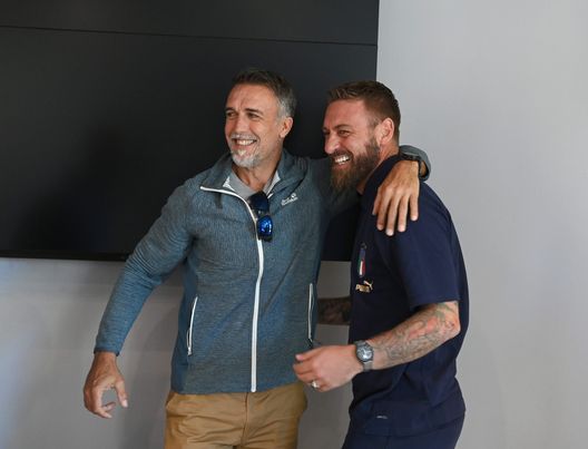 FLORENCE, ITALY - SEPTEMBER 21: Gabriel Omar Batistuta and assistant coach Italy Daniele De Rossi pose for a photo at Centro Tecnico Federale di Coverciano on September 21, 2022 in Florence, Italy. (Photo by Claudio Villa/Getty Images) Parla Batistuta: “Io in politica? Assolutamente no. Ci vada chi è preparato”- immagine 2