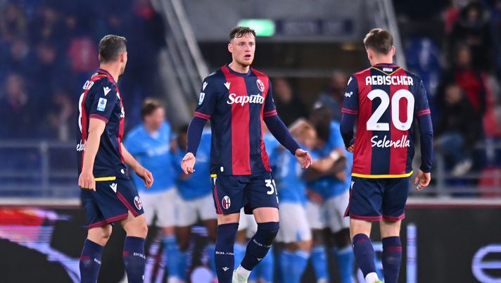BOLOGNA, ITALY - APRIL 07: Sam Beukema of Bologna react to his teammates Remo Freuler and Michel Aebischer of Bologna as Andre-Frank Zambo Anguissa of Napoli (obscured) celebrates scoring his team's first goal during the Serie A match between Bologna and Napoli at Stadio Renato Dall'Ara on April 07, 2025 in Bologna, Italy. (Photo by Alessandro Sabattini/Getty Images) Cor Bo – Bologna, vietato sbagliare l’approccio - immagine 1