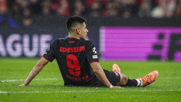 LISBON, PORTUGAL - NOVEMBER 5: Claudio Echeverri of Bayer 04 Leverkusen looks on during the UEFA Champions League 2025/26 League Phase MD4 match between SL Benfica and Bayer 04 Leverkusen at Estadio da Luz on November 5, 2025 in Lisbon, Portugal. (Photo by Carlos Rodrigues/Getty Images) Guardiola sullo scarso impiego di Echeverri: “Chiedete al suo agente” - immagine 1
