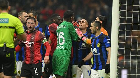 MILAN, ITALY - APRIL 22: Mike Maignan of AC Milan reacts with Lautaro Martinez of FC Internazionale during the Serie A TIM match between AC Milan and FC Internazionale at Stadio Giuseppe Meazza on April 22, 2024 in Milan, Italy. (Photo by Claudio Villa/AC Milan via Getty Images)