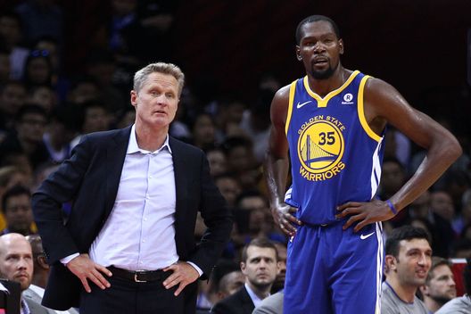 Shenzhen, Cina - 5 ottobre 2017: Steve Kerr e Kevin Durant durante la partita tra Minnesota Timberwolves e Golden State Warriors. (Foto di Zhong Zhi/Getty Images) Psg, quante novità: Kevin Durant nuovo socio di minoranza del club- immagine 2