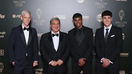 Dani Olmo, Joan Laporta, Lamine Yamal and Pau Cubarsí alla cerimonia di assegnazione del Pallone d'Oro (Photo by Pascal Le Segretain/Getty Images)