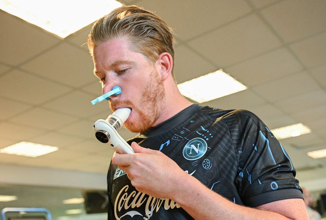 Dopo aver trascorso ieri la prima giornata napoletana, quest'oggi De Bruyne si è presentato a Castel Volturno per iniziare la nuova avventura col Napoli.