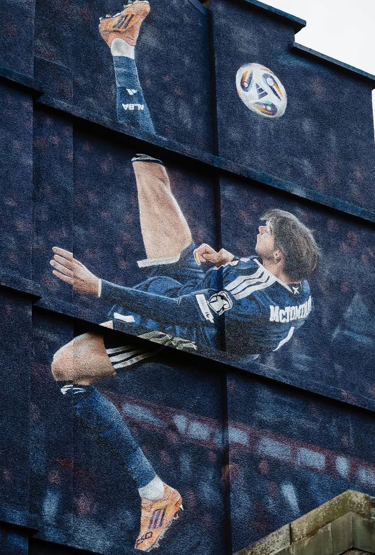 Il murales dedicato a Scott McTominay è completo! Ecco, dunque, l'opera d'arte realizzata nei pressi dell'Hampden Park di Glasgow e condivisa su Instagram dall'account della Nazionale scozzese.