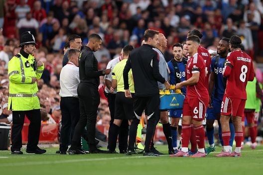 I giocatori del Liverpool Virgil van Dijk e Dominik Szoboszlai e l'allenatore Arne Slot in discussione con il giocatore del Bournemouth Antoine Semenyo che ha denunciato insulti razzisti da parte del pubblico durante la partita di Premier League tra Liverpool e Bournemouth giocata ad Anfield il 15 agosto 2025 (Photo by Michael Steele/Getty Images) Liverpool-Bournemouth: insulti razzisti a Semenyo e partita sospesa- immagine 2