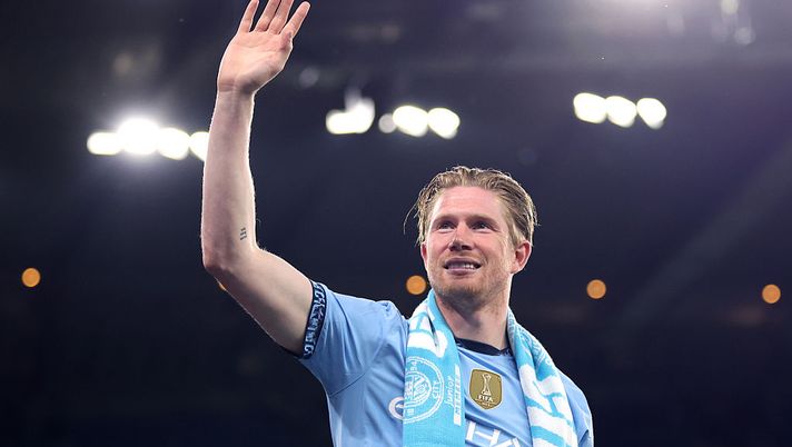MANCHESTER, ENGLAND - MAY 20: Kevin De Bruyne of Manchester City acknowledges the fans during a farewell presentation following the Premier League match between Manchester City FC and AFC Bournemouth at Etihad Stadium on May 20, 2025 in Manchester, England. This match is to be Kevin De Bruyne’s last home match for Manchester City before he departs in the summer when his contract expires. De Bruyne, will receive a guard of honour from team-mates and staff after a successful 10-year career at the club seeing him win 6 leagues titles and the Champions League. (Photo by Alex Livesey/Getty Images) De Bruyne e l’emozionante addio al Manchester City in una serata indimenticabile - immagine 1
