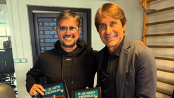 “Il Quarto Prodigio”, Manuel Parlato regala il suo libro ad Antonio Conte – LA FOTO