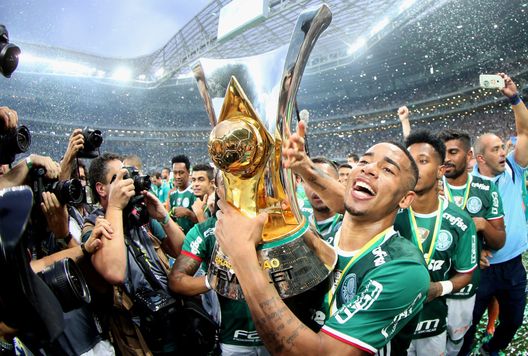 SAO PAULO, BRAZIL - NOVEMBER 27: Gabriel Jesus of Palmeiras celebra con il trofeo dopo la vittoria nel match tra Palmeiras and Chapecoense per la Brasiliana Series A 2016 al Allianz Parque a Novembre 27, 2016 in Sao Paulo, Brasile. (Photo by Friedemann Vogel/Getty Images) L’origine dei nomi: da dove sono nati Corinthians e Palmeiras?- immagine 5
