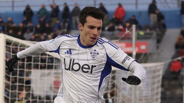 PISA, ITALY - JANUARY 6: Anastasios Douvikas of Como 1907 celebrates after scoring a goal during the Serie A match between Pisa SC and Como 1907 at Arena Garibaldi on January 6, 2026 in Pisa, Italy. (Photo by Gabriele Maltinti/Getty Images) I voti di Pisa-Como al fantacalcio: la scelta su Baturina, affonda Nzola! Douvikas più di Butez, Paz… - immagine 1
