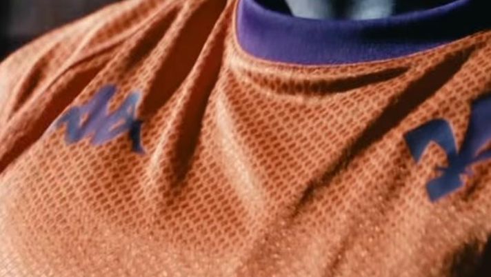 FOTO – Fiorentina, c’è la quarta maglia. È arancione e double face quarta maglia fiorentina