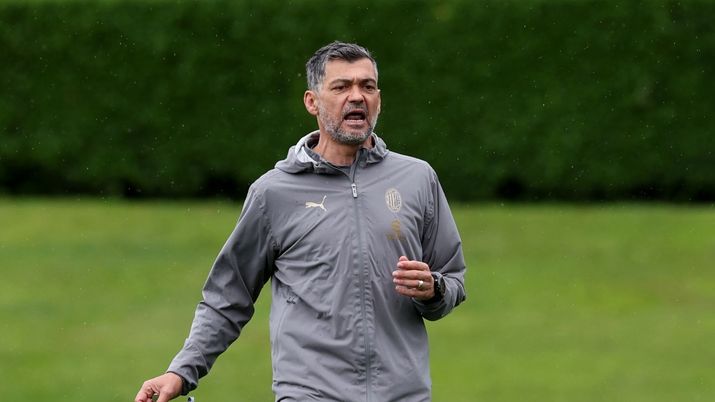 Sergio Conceicao, ex allenatore AC Milan, qui durante una seduta di allenamento con i rossoneri a Milanello nel 2025 | Milan News (Credits foto: Getty Images) Sérgio Conceição sul Milan: 'Si era creata una base interessante. Cambiamento che non è stato positivo'