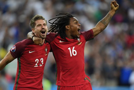 Adrien Silva e Renato Sanches con la maglia del Portogallo a Euro 2016 (Foto di Michael Regan/Getty Images) Tra infortuni, prestiti e fallimenti: cosa è rimasto di Renato Sanches- immagine 2