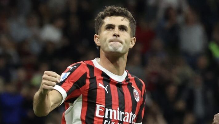 MILAN, ITALY - SEPTEMBER 14: Christian Pulisic of AC Milan celebrates with team-mates after scoring the goal during the Serie A match between Milan and Venezia at Stadio Giuseppe Meazza on September 14, 2024 in Milan, Italy. (Photo by Claudio Villa/AC Milan via Getty Images) Milan, Pulisic si conferma top al fantacalcio ma ora c’è anche un fattore in più - immagine 1