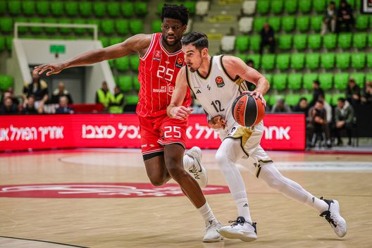 BOTEVGRAD, BULGARIA - DECEMBER 04: Nando De Colo, #12 of LDLC Asvel Villeurbanne and Dan Oturu, #25 of Hapoel Ibi Tel Aviv in action during the EuroLeague Regular Season Round 14 match between Hapoel Ibi Tel Aviv and LDLC Asvel Villeurbanne at Arena Botevgrad on December 04, 2025 in Botevgrad, Bulgaria. (Photo by Yulian Todorov/Euroleague Basketball via Getty Images) Maccabi–Lione in diretta TV e streaming gratis: dove vedere l’Eurolega dell’11 dicembre- immagine 2