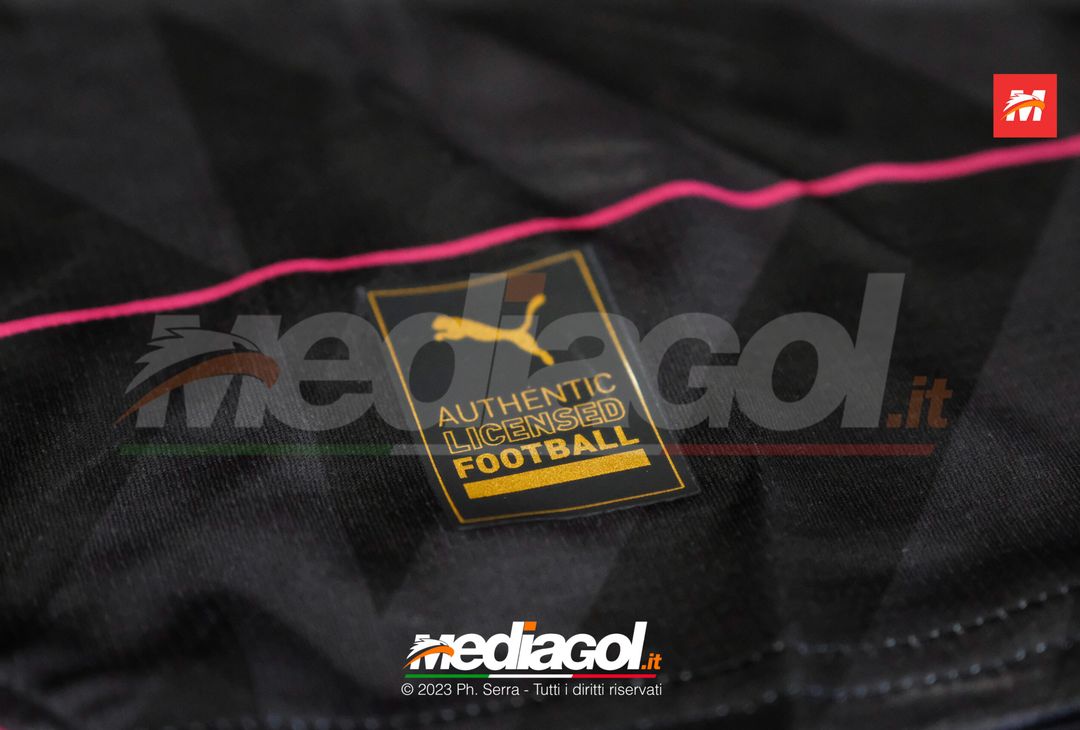 FOTO Palermo, inizia la vendita della seconda e terza maglia Puma 2023/2024 (Gallery) - immagine 16