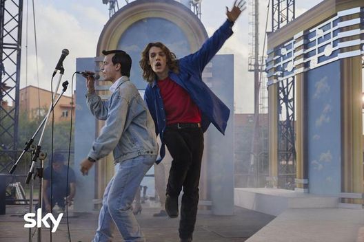 Arriva Hanno ucciso l’uomo ragno in chiaro: quando e dove vedere in tv la serie sugli 883- immagine 2