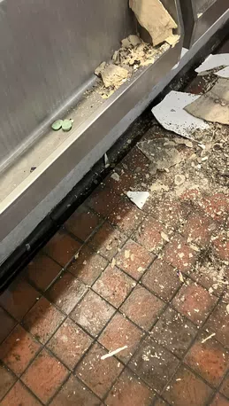 Luton Town, crolla il soffitto di un bagno nel corso del match con il Liverpool