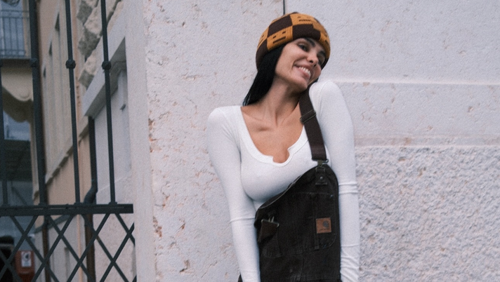 Jovana, che spettacolo! Lady Djordjevic incanta anche vestita da Tom Sawyer  Jovana, che spettacolo! Lady Djordjevic incanta anche vestita da Tom Sawyer - immagine 1