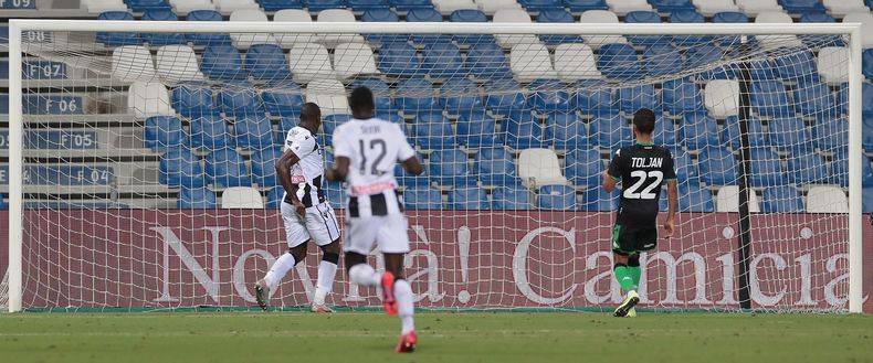 AUGUST 02: Stefano Okaka of Udinese Calcio scores the opening goal during the Serie A match between US Sassuolo and Udinese Calcio at Mapei Stadium Sassuolo-Udinese, precedenti e statistiche di una sfida già cruciale- immagine 2