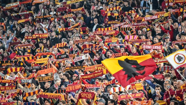 ROME, ITALY - OCTOBER 20: AS Roma fans during the Serie match between Roma and Inter at Stadio Olimpico on October 20, 2024 in Rome, Italy. (Photo by Fabio Rossi/AS Roma via Getty Images) Roma-Inter, la Sud omaggia i tre ultras del Foggia morti tragicamente: “Sempre con noi” - immagine 1