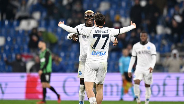 REGGIO NELL'EMILIA, ITALY - FEBRUARY 28: Khvicha Kvaratskhelia of SSC Napoli celebrates scoring his team's fifth goal with teammate Victor Osimhen during the Serie A TIM match between US Sassuolo and SSC Napoli at Mapei Stadium - Citta' del Tricolore on February 28, 2024 in Reggio nell'Emilia, Italy. (Photo by Alessandro Sabattini/Getty Images) Osimhen Kvara calzona