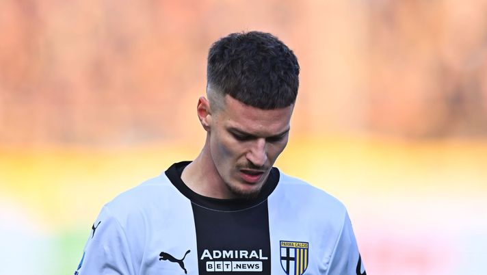 PARMA, ITALY - DECEMBER 01: Dennis Man of Parma calcio during the Serie A match between Parma and SS Lazio at Stadio Ennio Tardini on December 01, 2024 in Parma, Italy. (Photo by Alessandro Sabattini/Getty Images) Parma, Man: “La Roma è forte ma abbiamo fatto malissimo. Venire qui è difficile” - immagine 1