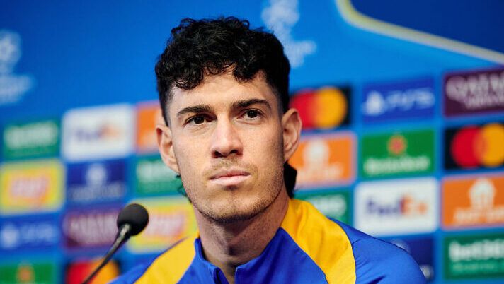 COMO, ITALY - MAY 05: Alessandro Bastoni of FC Internazionale speaks with the media during a press conference ahead of their UEFA Champions League 2024/25 semi final second leg match at the club's training ground BPER Training Centre at Appiano Gentile on May 05, 2025 in Como, Italy. (Photo by Mattia Ozbot - Inter/Inter via Getty Images) Bastoni e i rumors sul Barcellona, Cubarsi: “È un giocatore magnifico, ci seguiamo sui social perché…” - immagine 1
