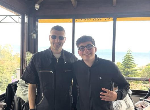 Alisson Santos e Buongiorno fotografati in un noto ristorante di Napoli – LA FOTO- immagine 2