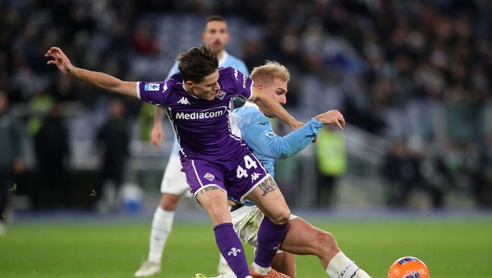 ROME, ITALY - JANUARY 07: Nicolo Fagioli of ACF Fiorentina battles for possession with Gustav Isaksen of Lazio during the Serie A match between SS Lazio and ACF Fiorentina at Stadio Olimpico on January 07, 2026 in Rome, Italy. (Photo by Paolo Bruno/Getty Images) Da Roma: “E’ il miglior momento per affrontare la Lazio. Ecco perché” - immagine 1