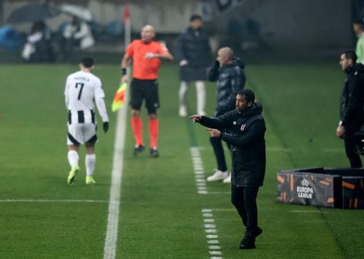 Giovanni van Bronckhorst, allenatore del Besiktas (Foto di David Balogh/Getty Images) Caos Besiktas, si dimette il presidente Hasan Arat. E Van Bronckhorst ora rischia- immagine 2