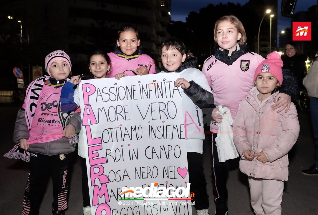 FOTO PALERMO: il Palermo FC si raduna al parcheggio dell’Ippodromo (GALLERY) - immagine 10