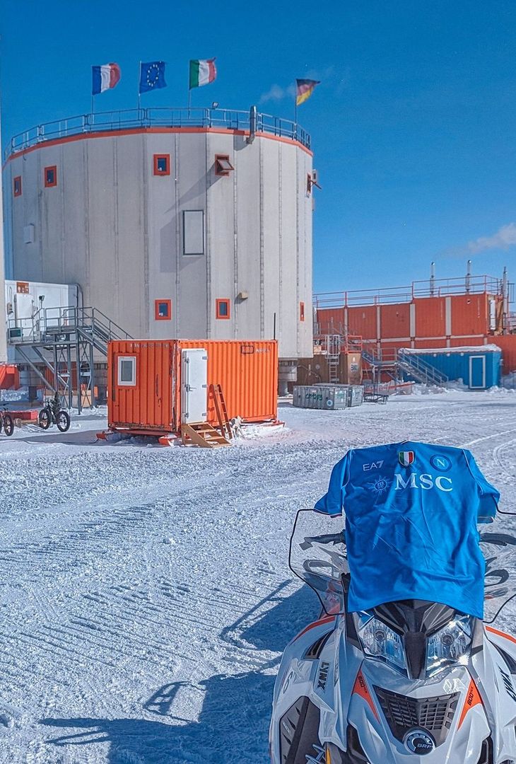 GALLERY Da Napoli all’Antartide, l’omaggio mozzafiato di due tifosi azzurri - immagine 4