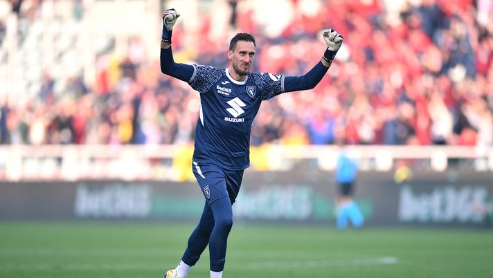 TURIN, ITALY - NOVEMBER 02: Alberto Paleari of Torino FC celebrates after his team-mate Che Adams scored a goal during the Serie A match between Torino FC and Pisa SC at Stadio Olimpico di Torino on November 2, 2025 in Turin, Italy. (Photo by Valerio Pennicino/Getty Images) Da YouTube al rifiuto del Torino: 5 cose che forse non sai su Alberto Paleari- immagine 2