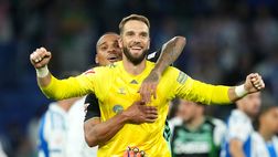 Pau Lopez, che show! Para un rigore contro l’Espanyol e sfotte la curva, poi la rissa