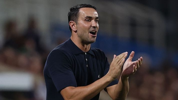 FLORENCE, ITALY - AUGUST 22: Head coach Raffaele Palladino manager of ACF Fiorentina reacts during the UEFA Europa Conference League Play-Off 1st leg match between Fiorentina and Puskas Academy at Stadio Artemio Franchi on August 22, 2024 in Florence, Italy. (Photo by Gabriele Maltinti/Getty Images) Palladino: “Gudmundsson è pronto per la convocazione, non vediamo l’ora di vederlo in campo” - immagine 1