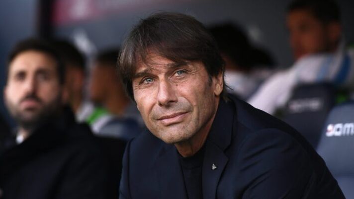 BOLOGNA, ITALY - NOVEMBER 09: Antonio Conte, Head Coach of Napoli, looks on prior to the Serie A match between Bologna FC 1909 and SSC Napoli at Renato Dall'Ara Stadium on November 09, 2025 in Bologna, Italy. (Photo by Alessandro Sabattini/Getty Images) Conte: “Lukaku? Non forzo la mano, dovrà trovare la condizione. Mai fratture con la squadra” - immagine 1
