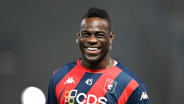 PARMA, ITALY - NOVEMBER 04: Mario Balotelli of Genoa reacts as he warms up prior to the Serie A match between Parma and Genoa at Stadio Ennio Tardini on November 04, 2024 in Parma, Italy. (Photo by Alessandro Sabattini/Getty Images) Genoa, Balotelli è tornato in campo in Serie A: c’è l’esordio nel finale… e subito ammonito - immagine 1