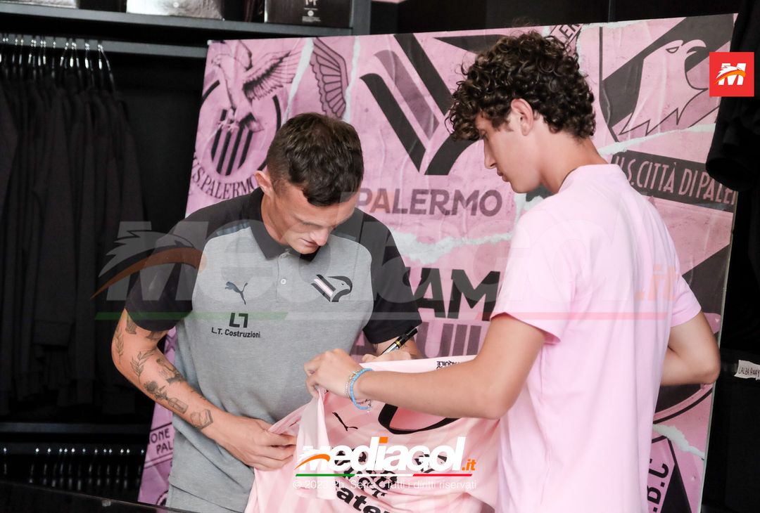 FOTO PALERMO: Liam Henderson incontra i tifosi allo Store Ufficiale (GALLERY) - immagine 16
