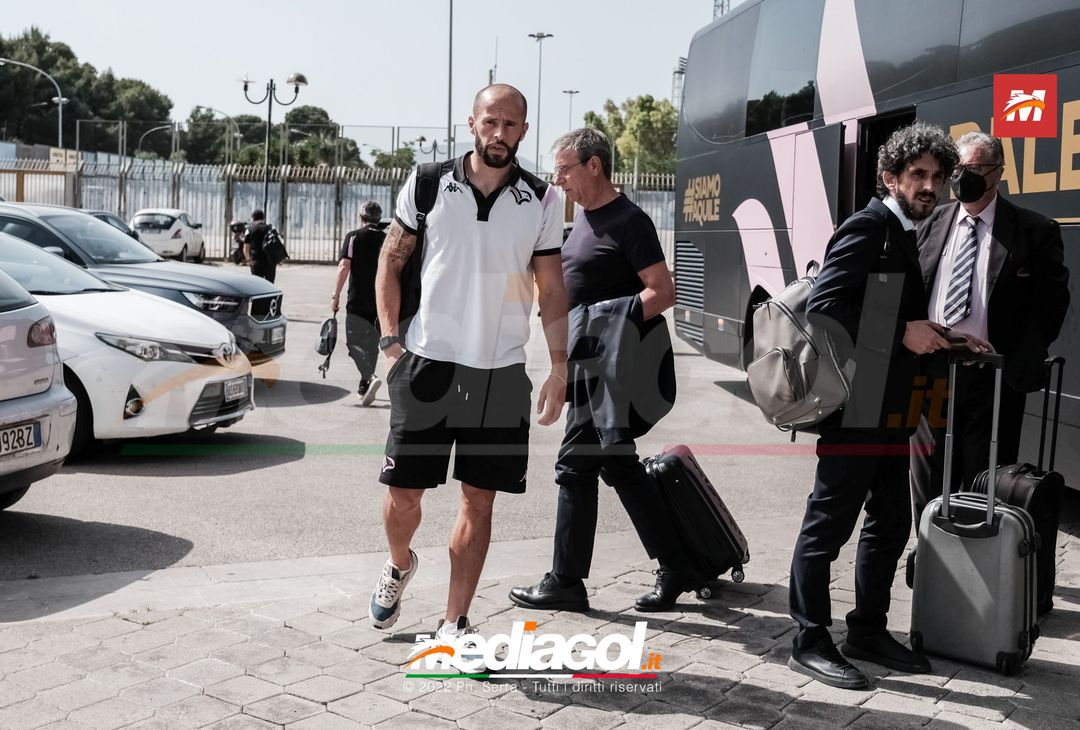 FOTO Palermo, il rientro al “Renzo Barbera” dopo la trasferta di Padova (Gallery) - immagine 17