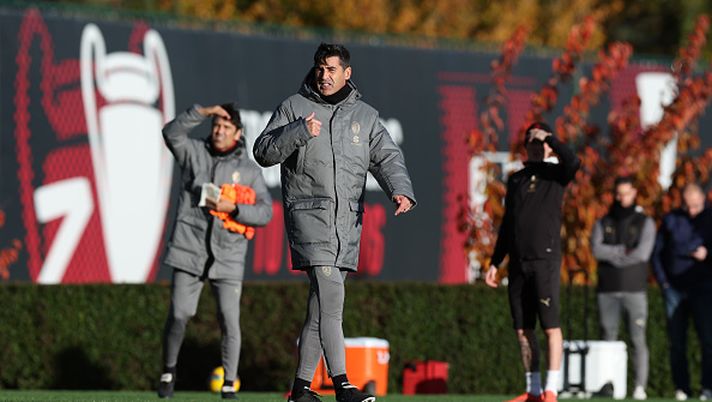 CAIRATE, ITALY - NOVEMBER 20: Head coach AC Milan Paulo Fonseca reacts during AC Milan training session at Milanello on November 20, 2024 in Cairate, Italy. (Photo by Claudio Villa/AC Milan via Getty Images)  Juve di fretta in contropiede: serve un Milan senza errori - immagine 1