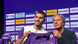 FOTO VN – L’amico di famiglia di Moreno sventola in conferenza la bandiera argentina