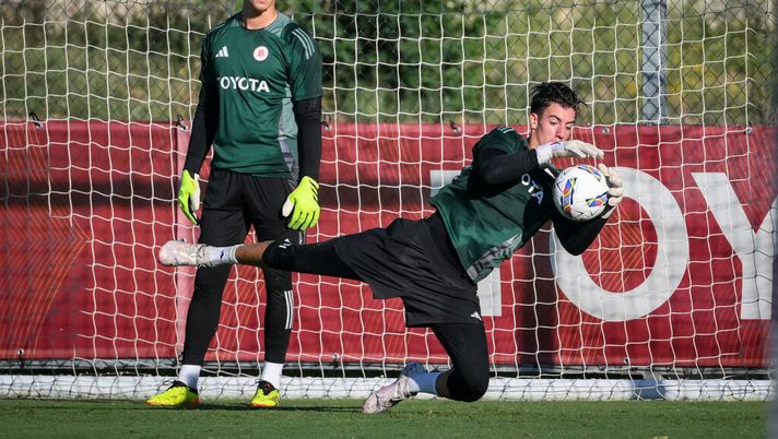 ROME, ITALY - JULY 10: AS Roma player Davide Mastrantonio during a training session at Centro Sportivo Fulvio Bernardini on July 10, 2024 in Rome, Italy. (Photo by Fabio Rossi/AS Roma via Getty Images) Calciomercato Roma, ufficiale: Mastrantonio in prestito al Milan Futuro - immagine 1